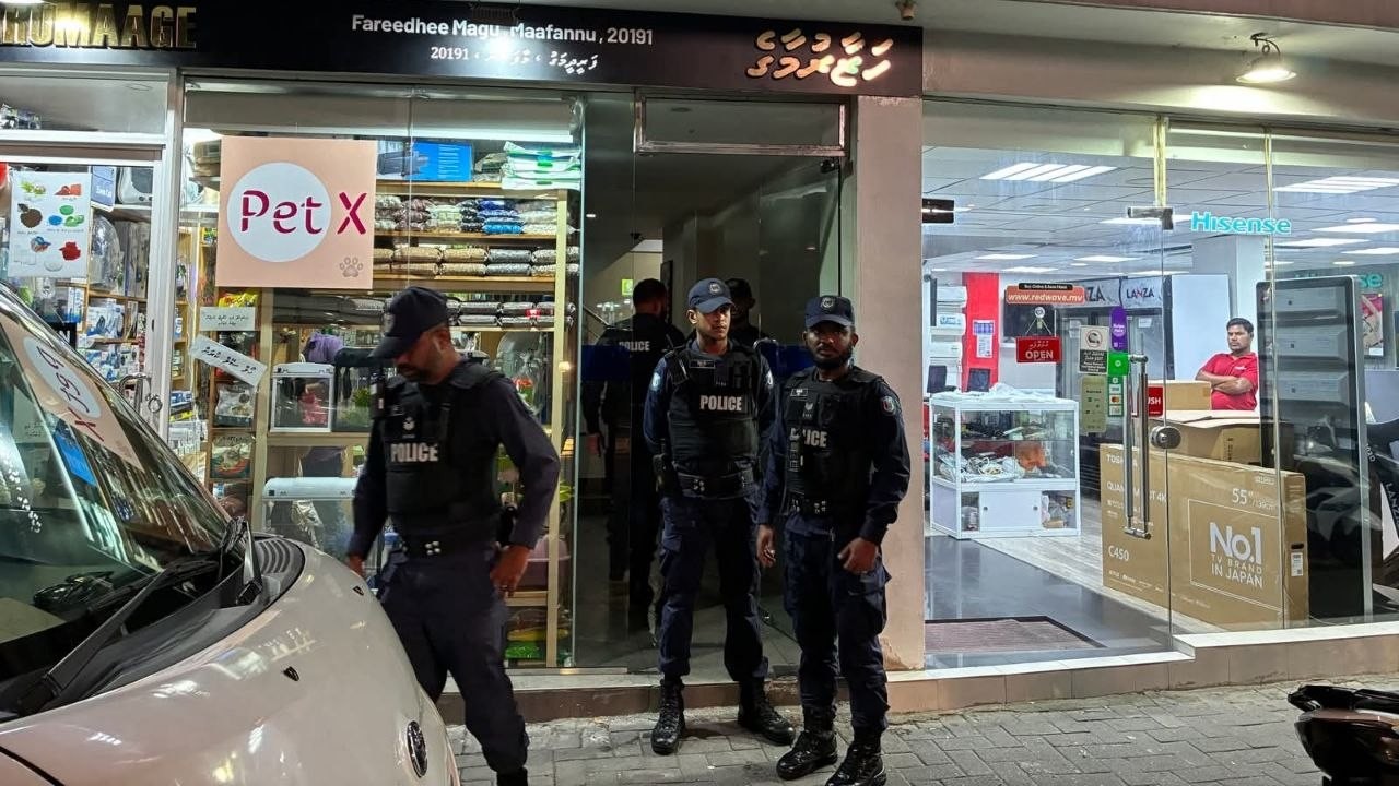 ފުލުހުން އަދަދު ނޫހުގެ އޮފީސް ބަލާ ފާސްކުރަން ފަށައިފި
