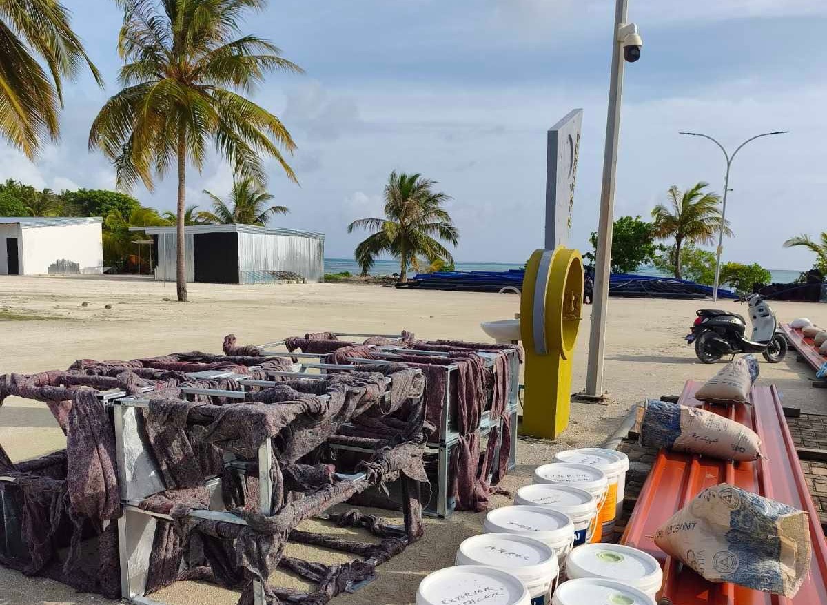 ރ. ވާދޫ ފުޓްބޯޅަ ދަނޑުގައި ލައިޓް ޖެހުމަށް ބޭނުންވާ ސާމާނު ގެނެސްފި