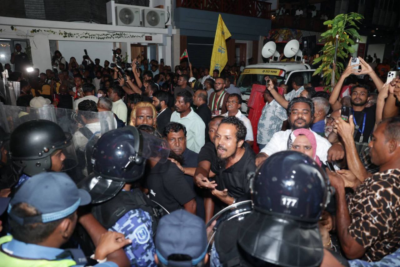 އެއްވި މީހުން މަޖީދީ މަގަށް، ފުލުހުން ކަރުނަގޭސް ޖަހައިފި