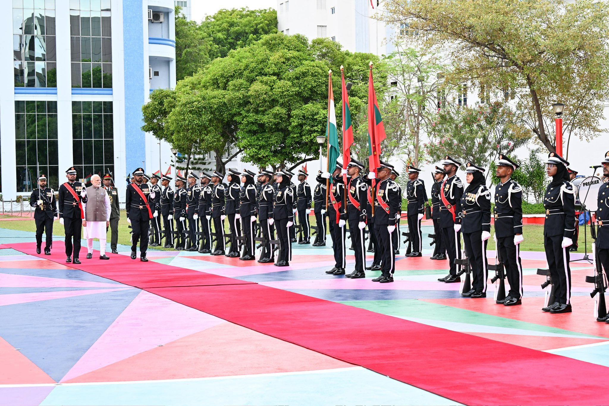 މޯދީއަށް 21 ބަޑީގެ ސަލާމެއް، ރައީސް އޮފީހަށް ވަޑައިގެންނެވީ ހަތްކޮޅުގެ ޢިއްޒަތުގައި!