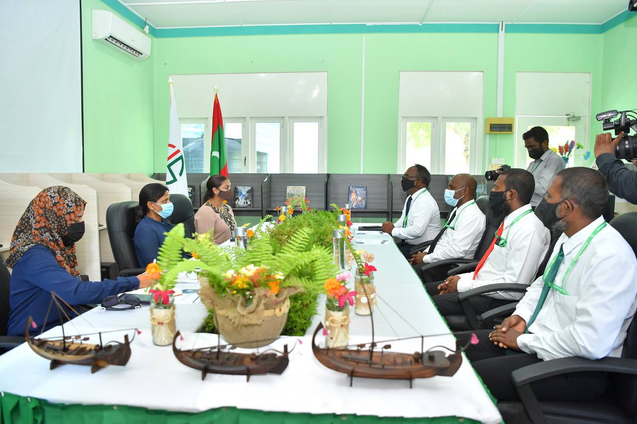 ރައީސްގެ އަނބިކަނބަލުން ވާދޫ ސްކޫލްގެ އިސްވެރިންނާ ބައްދަލުކުރައްވައިފި