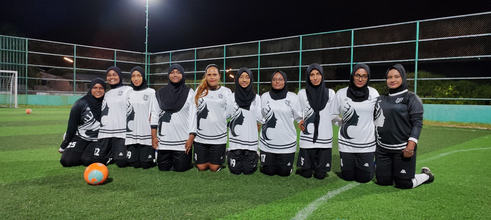 ފޮޓޯ: ރ. ވާދޫ އަންހެނުންގެ ފުޓްސަލް ޓީމް އާ ޖާރޒީ ބައިގައި