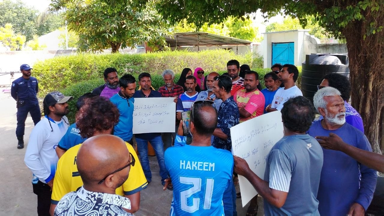 ނޮޅިވަރަމުގެ ކަރަންޓުގެ ޙާލަތު ގޯސްވަމުންދާތީ ރައްޔިތުންގެ ބަޔަކު ނުކުމެ ފެނަކަ އޮފީސް ސަރަޙައްދުގައި އިހުތިޖާޖުކޮށްފި